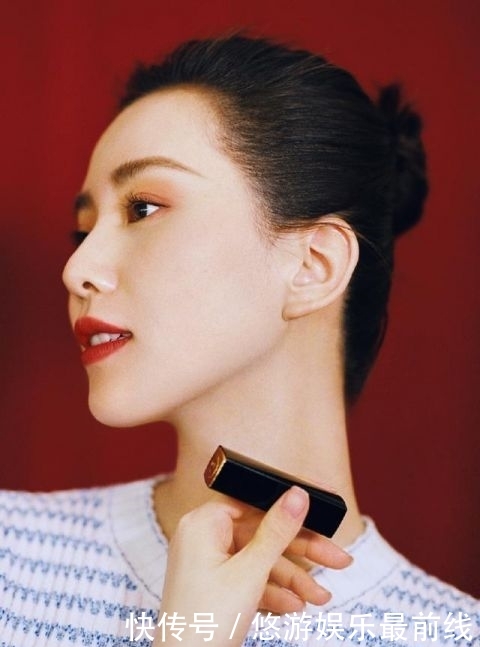 刘诗诗为Chanel口红新品代言,丸子头搭条纹上