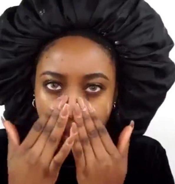 黑人美女带头套化妆，众人疑惑不解，取下来那一刻惊艳了