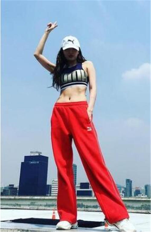 韩国女星金泫雅胆子不小，没想到竟把纸杯当鞋跟，就不怕踩碎了？