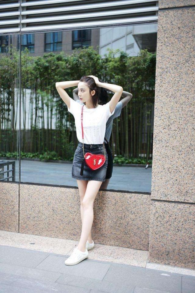 古力娜扎最新近照，T恤搭半身裙秀腿，网友：这开长腿特效的吧