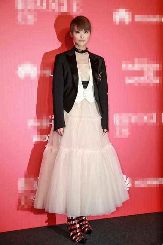 李宇春穿高跟鞋，网友：大腿长过迪丽热巴，身材好过baby！