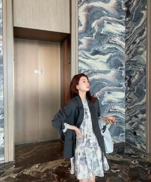 『女人味』今春很火的穿搭“外套+裙装”,优雅又有女人味,时髦一个季节