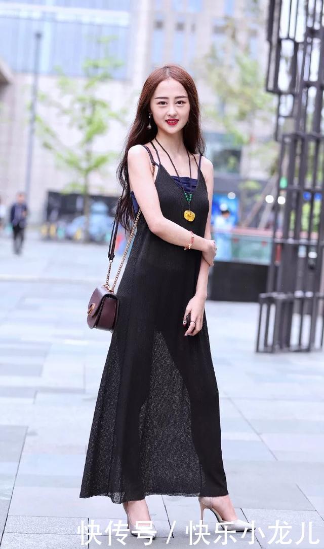  性感@街拍：美女一身旗袍搭配高跟鞋，让双腿若隐若现更加性感，美的无可方物