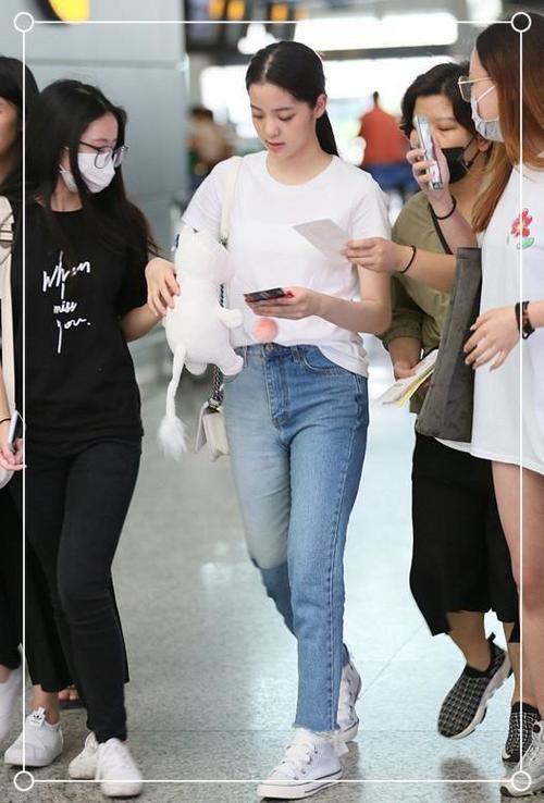 同穿紧身牛仔裤，当41岁的陈数遇到18岁的娜娜，你更欣赏哪