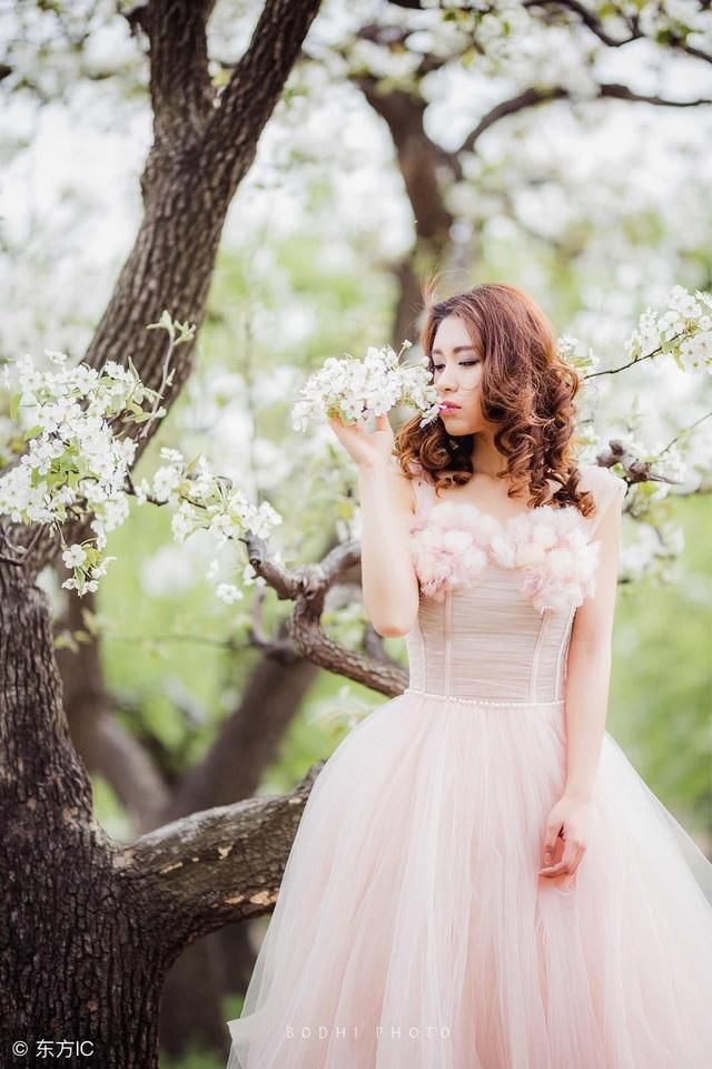 花丛中的美女，你喜欢哪一个