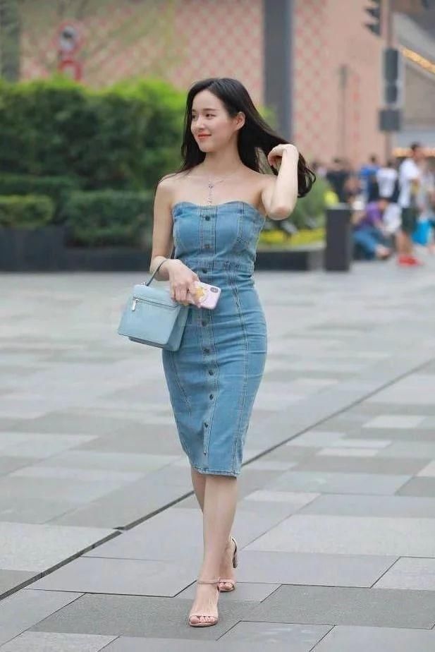 街拍:紧身裙小姐姐时尚韵味，路人纷纷回头