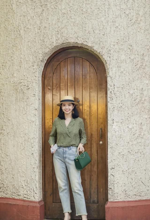 『高端』三木博主的穿衣风格真能抗!翠绿色波点衬衣配牛仔裤子,换一个遮阳帽更高端大气