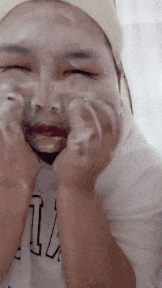  [搞笑]搞笑gif：这个不是不倒翁吗？怎么突然间倒了？难道是我太胖了吗？