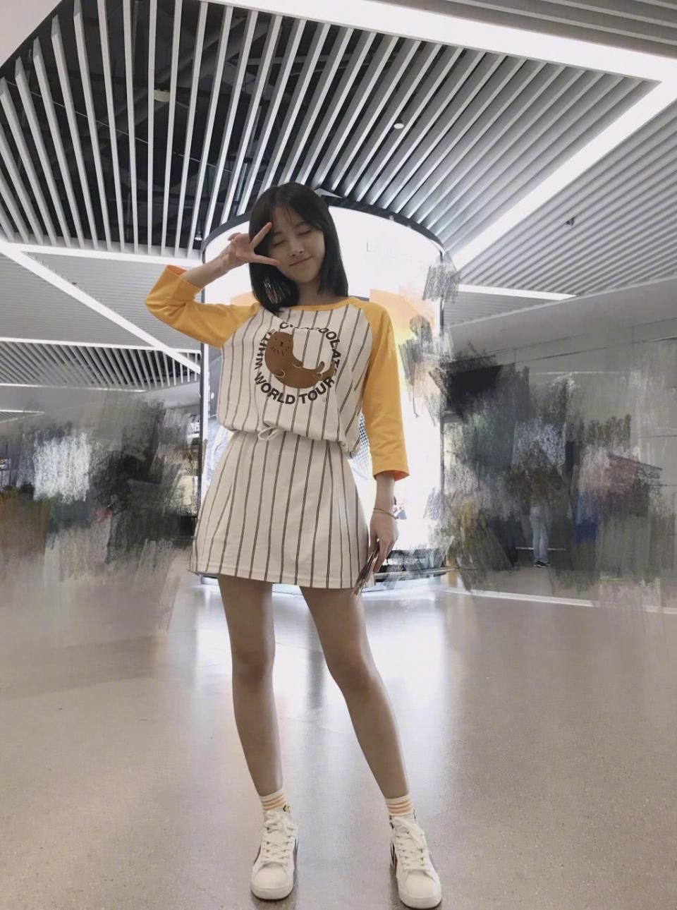 159的鞠婧祎太心机，下衣失踪穿出180腿长，网友:矮子也能成超模