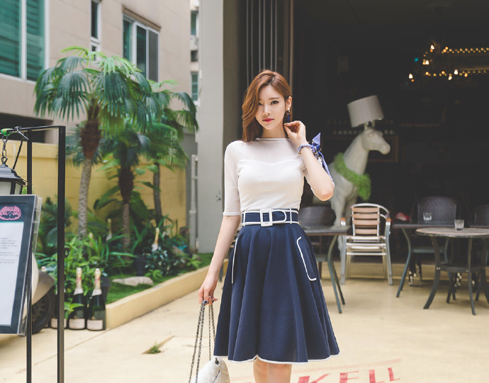 优雅秀丽的气质美女，文艺风短裙清新脱俗，赏心悦目的颜值很撩人