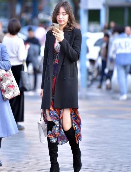  连体■街拍：姿色天然的美女，一件黑色的连体短裤，魅力气质十足