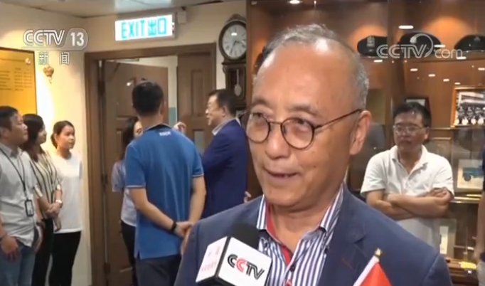  [马忠礼]香港市民中秋撑警：祝香港明天更美好