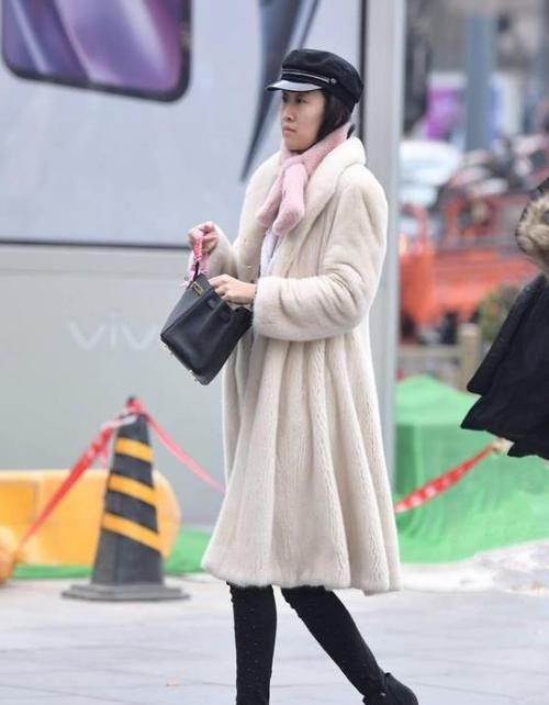 气质：美女时尚街拍：千娇百媚的美女，一件绿色的连衣裙外搭长袖开衫，气质女神
