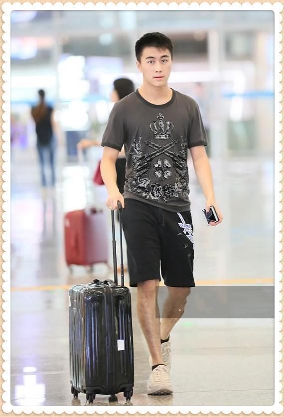 看了何猷君的机场照，再看看奚梦瑶，网友直呼：这也太像情侣装了