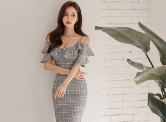 女神孙允珠，灰质石岩苜蓿柔波花边网格裙