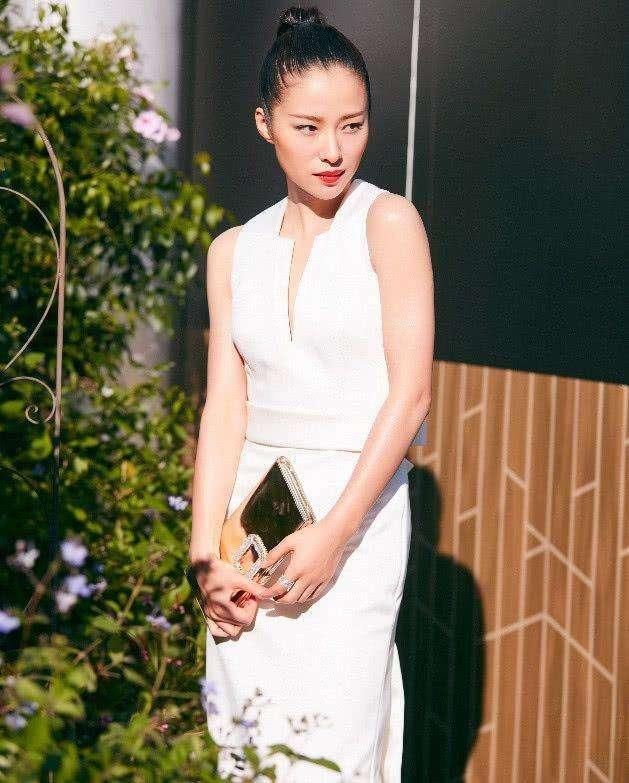 江一燕真会玩，上半身呼之欲出，网友：真不怕裙子下滑？