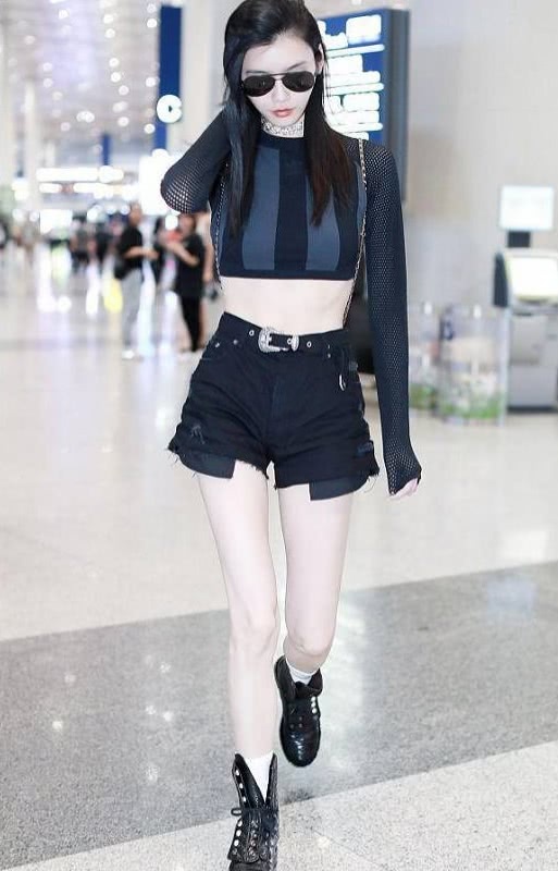 夏天街头这样穿着的小姐姐,让人感觉好自然