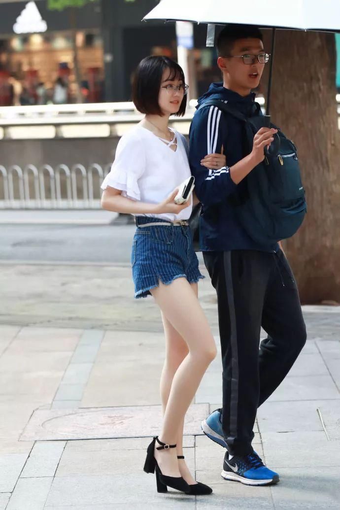 街拍美女:难得一见的清纯长腿学生妹