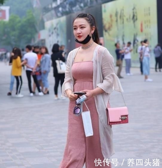  连体：街拍：风风韵韵的美女，一件粉红色连体裤外搭白色开衫