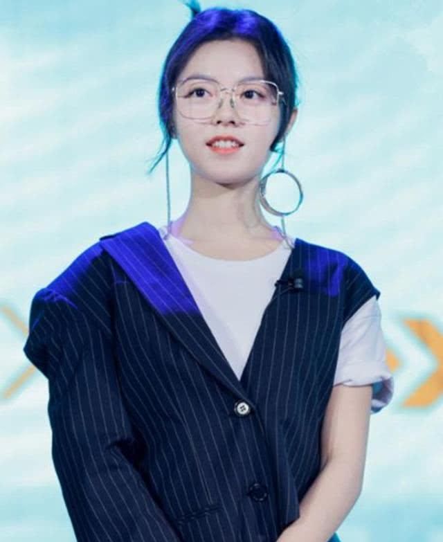  脚下一双：衣服穿一半更时髦，明星们都上头，谁更有范？