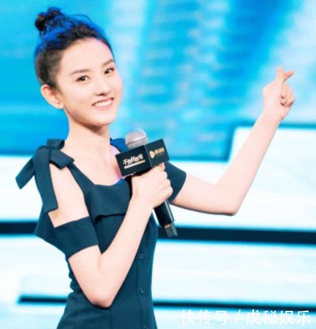 看了鞠婧祎穿修身长裙，再看看宋祖儿，身材干瘦和苗条真不一样