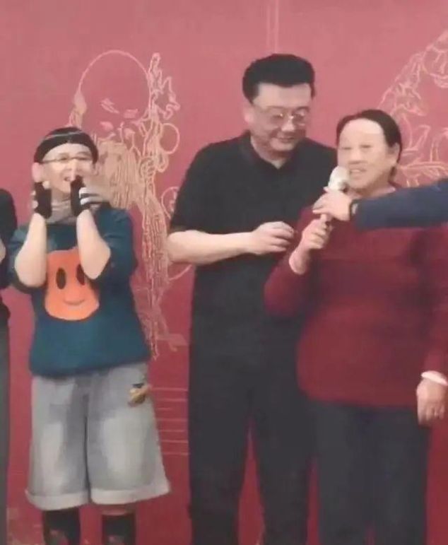 # 滤镜#关掉滤镜满脸皱纹, 穿孩童装也很违和啊!，刘纯燕在家做面条,