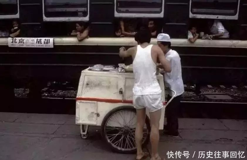 80年代的绿皮火车和赶火车人：原来那时候乘火车是这个样子