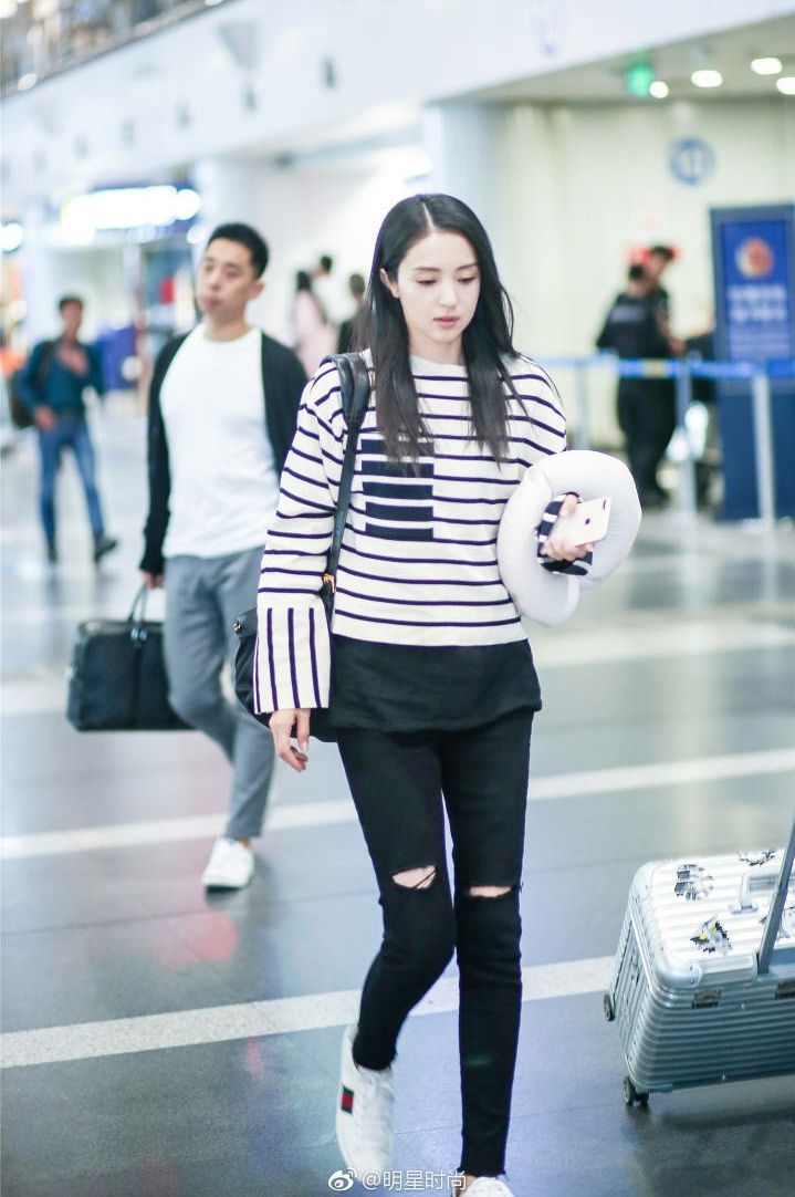 董璇终于露笑脸，也开始花时间打扮自己了!网友:生活还要过下去