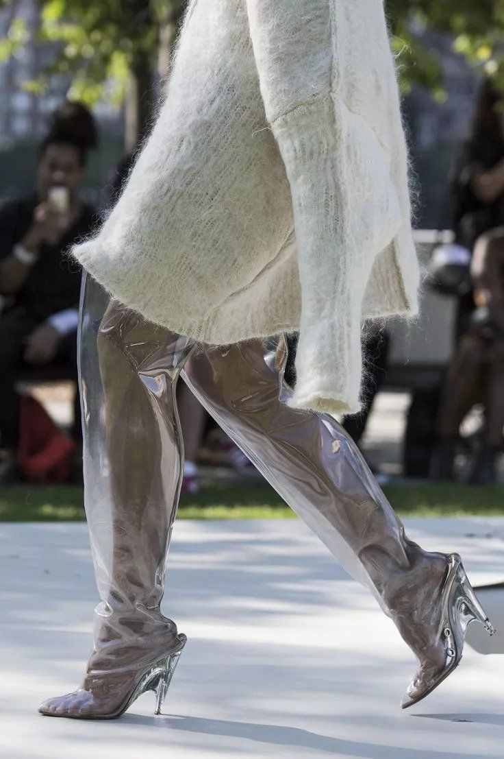 一双看不见的高跟鞋火了!这应该是我们和时尚距离最近的一次了吧?