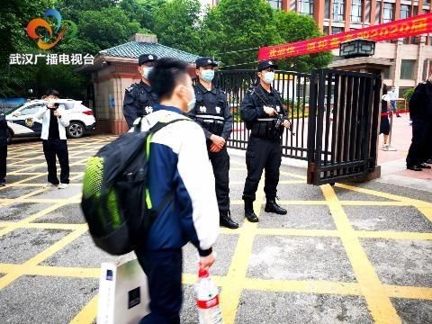  『护航』武汉特警：你安心上课，我硬核护航