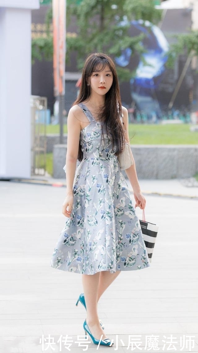  气质：路人街拍，靓女内搭选择了一件修身的背心，充满着优雅与气质