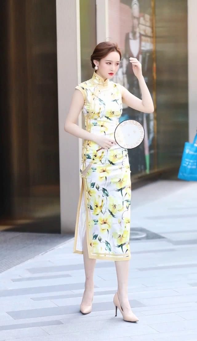  『含蓄』成熟气质的女性首先，一袭旗袍，凸显女性的含蓄之美