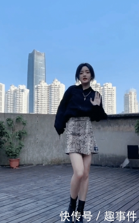  【小姐姐】街拍:暴露在空气中的这双腿，很美很美