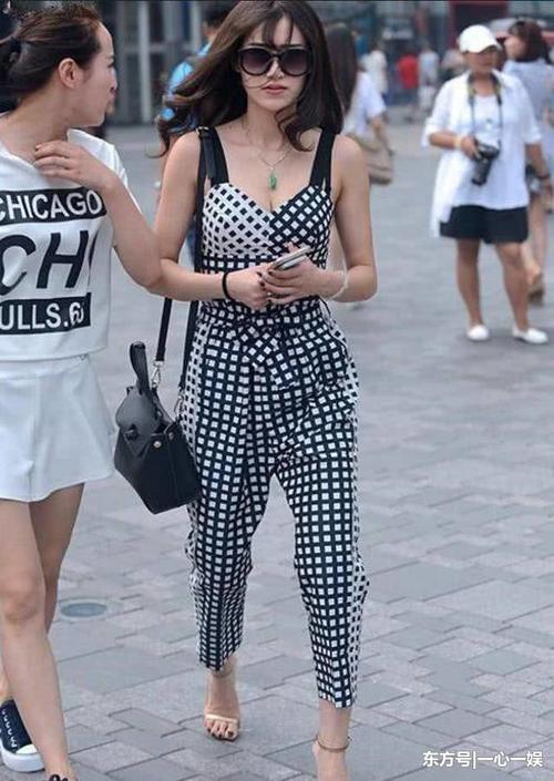 街拍：懂穿搭娇艳的美女，修饰出身材性感有气质！