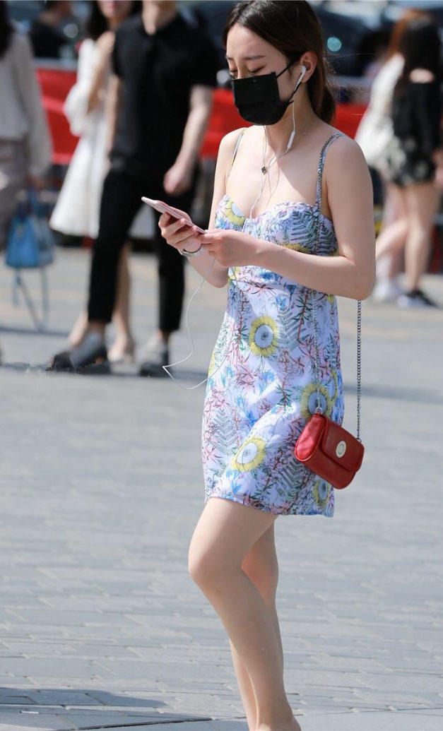 小姐姐穿吊带裙秀出浑圆饱满上围，领口太低我都不好意思看你了