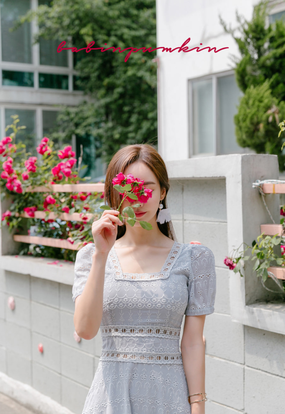 女神孙允珠，明斯克民族花饰波漾淡灰洋裙