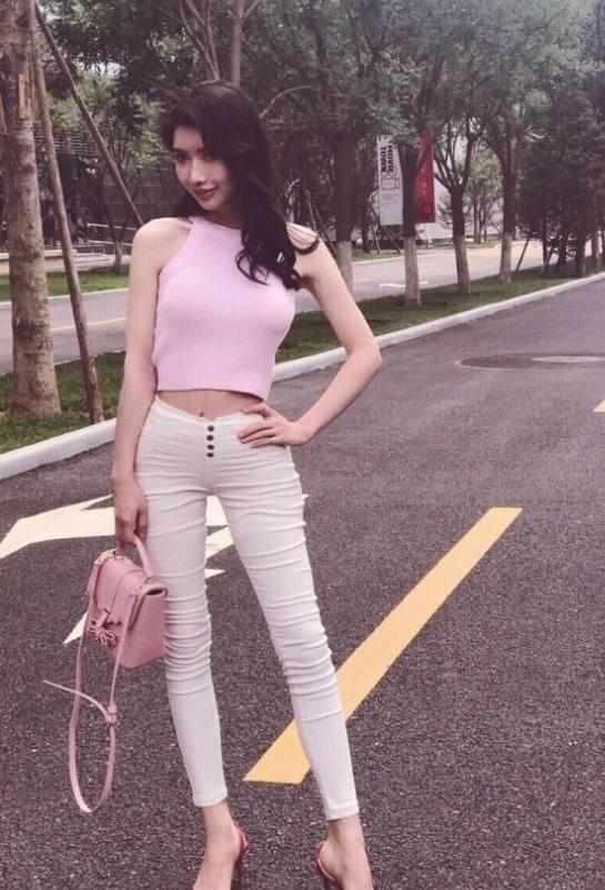 街拍:饱满身材的小姐姐们，走在街上都是一道美丽的风景