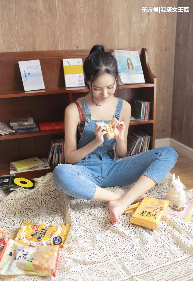 修身牛仔裤勾勒身材曲线，活力时尚，穿出原味青春！