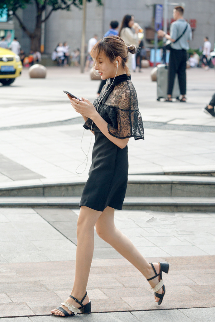 ?路人街拍，短发小姐姐肤白貌美，穿着有气质！