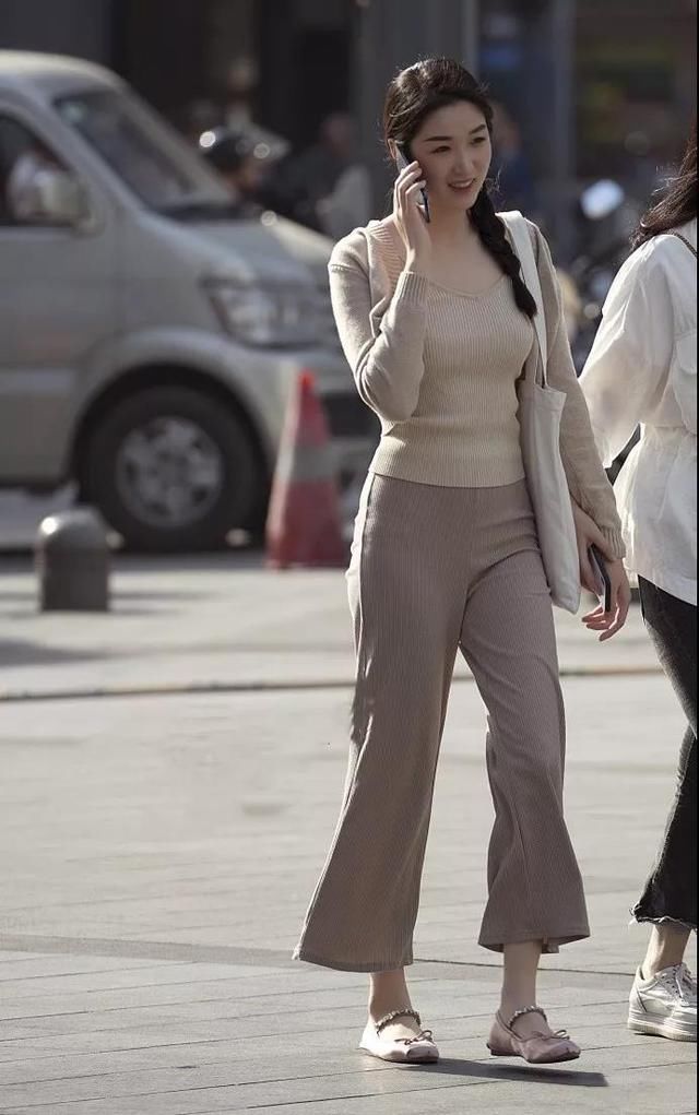 街拍,动感时尚的路人,展现女性年轻气质