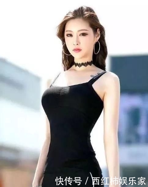  美女：街拍：娇小玲珑的美女，黑色背心搭打底裤，显女神的魅力