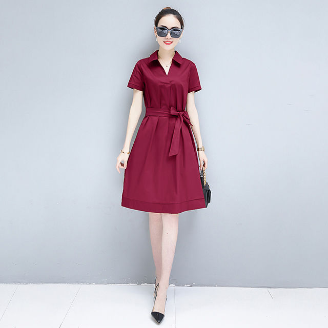 年过40的你偶尔装嫩一下，多穿这样的连衣裙配高跟鞋焕发女人味