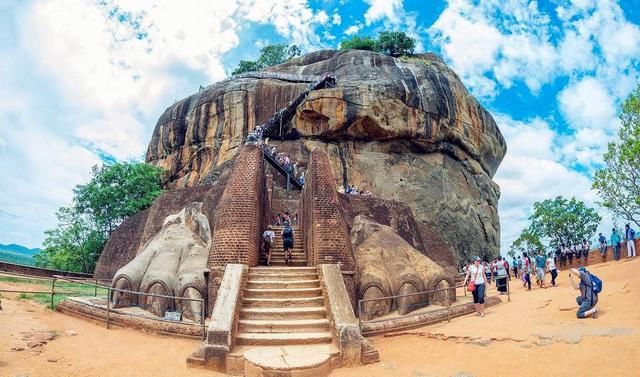 全球最“神奇”的宫殿，位于200米高巨石上，被称世界第八大奇迹