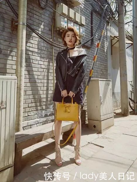 徐璐的吊带小背心打破了丰满才撩人的魔咒。网友：瘦，但超有料！