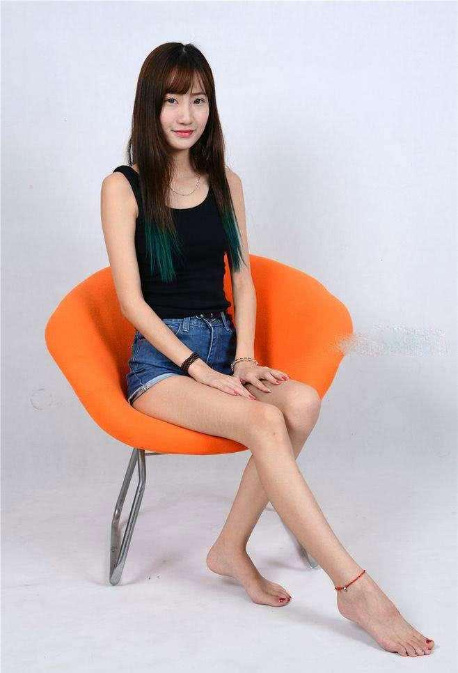 紧身裤别出心裁，妹子连背影都婀娜多姿，展现成熟风格