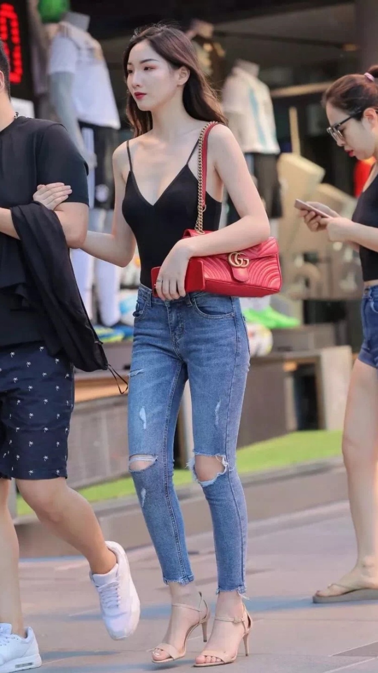 街拍丨周末，多希望有个大长腿女友陪着逛街呀！