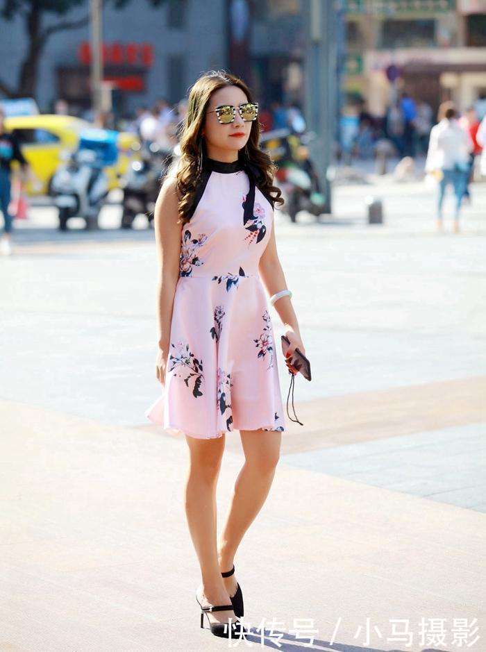 街拍: 花裙子的姑娘有一种别致的美, 看着时髦而自信