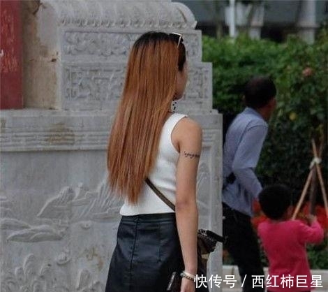  「摄影」街拍摄影：这么穿搭，腿显得很长，不仅身材高挑，还有迷人曲线