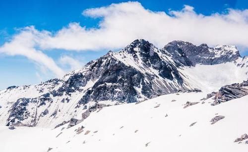 武汉广州热成狗，四川此地却结冰积雪，一刻钟从夏天穿越到冬天