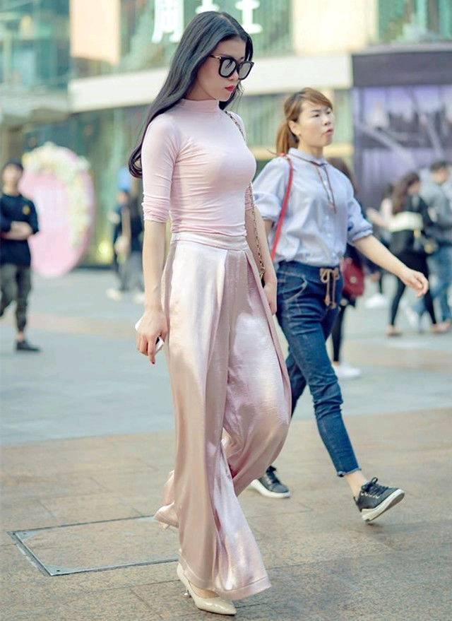 街拍：紧身把简单穿出个性, 小姐姐活成自己想要的样子